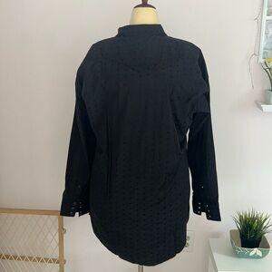 Long sleeve black western shirt with pearl snap buttons